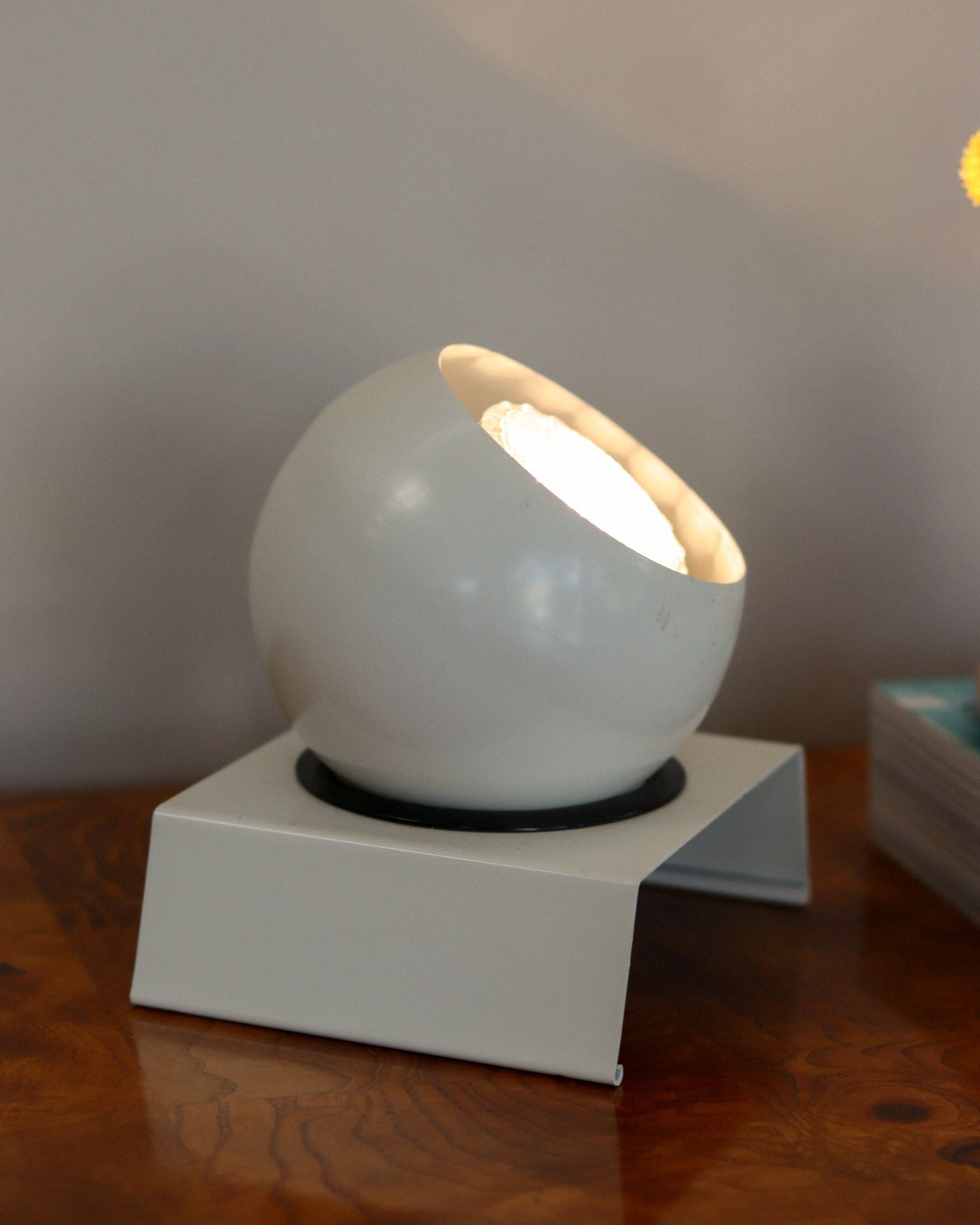 White Eyeball Lamp